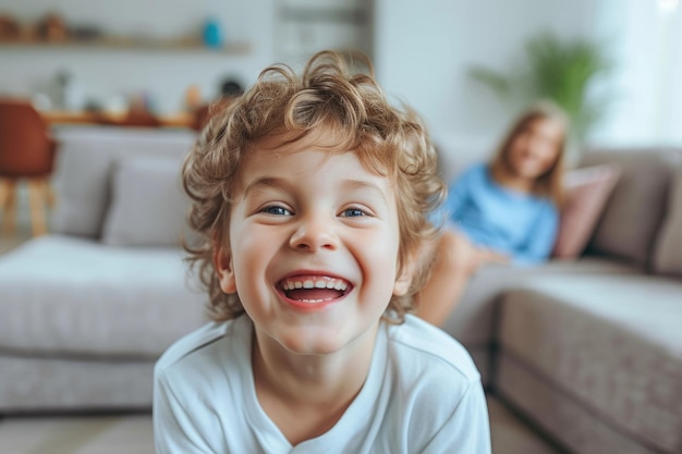 Niño adorable sonriendo en la sala de estar de una familia AIG41