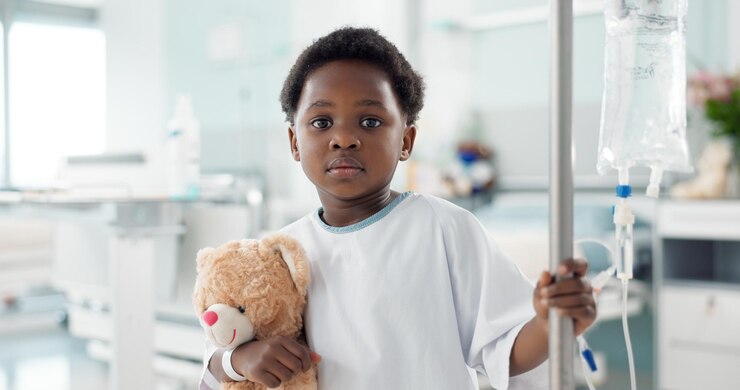 Foto niño africano enfermo en el hospital y oso de peluche para el cuidado de la salud o tratamiento por goteo por vía intravenosa retrato grave y rostro de niño en la clínica pediátrica con juguetes para la recuperación de la cirugía o la curación