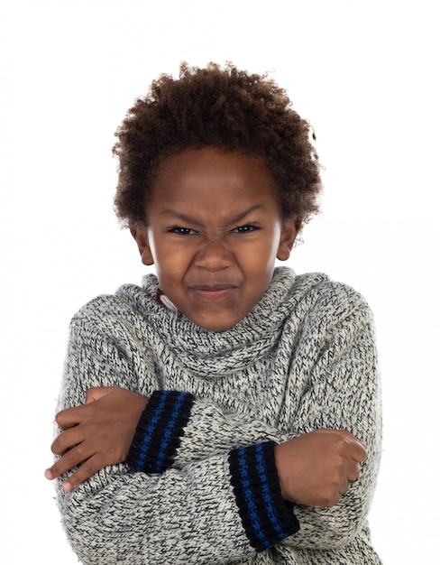 Niño africano enojado con jersey de lana.