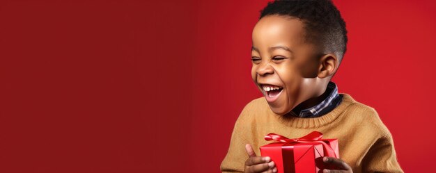 Un niño africano está desempaquetando un regalo y se ríe en el fondo rojo Banner espacio de copia Generative ai