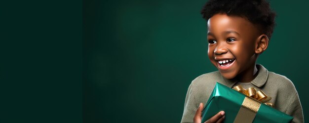 Un niño africano está desempaquetando un regalo y ríe en el fondo verde Banner espacio de copia Generativo ai