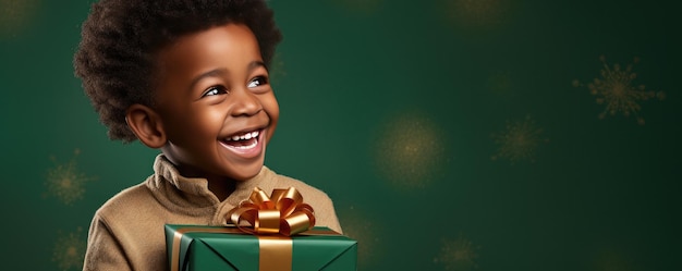 Un niño africano está desempaquetando un regalo y ríe en el fondo verde Banner espacio de copia Generativo ai
