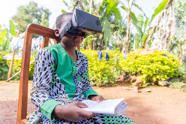 Un niño africano hace sus deberes utilizando una tecnología de visor de realidad aumentada en la educación en África