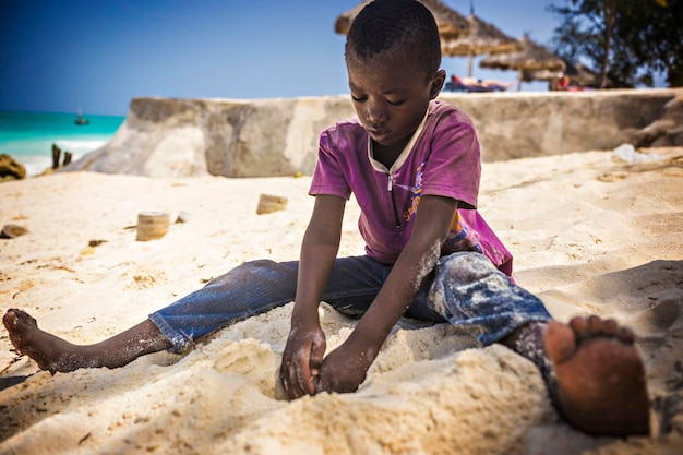 niño africano, juego, con, arena