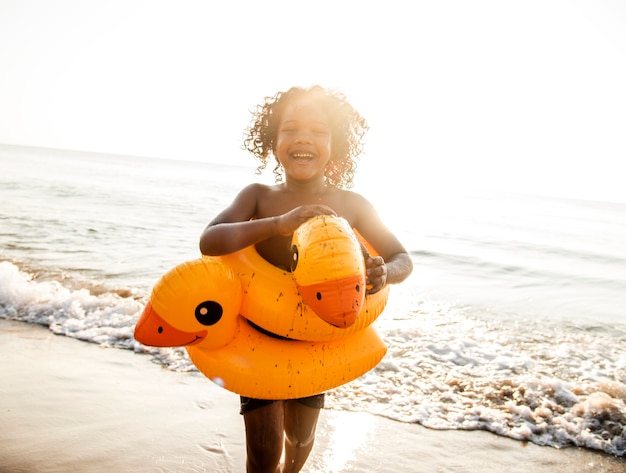 Niño africano jugando en la playa