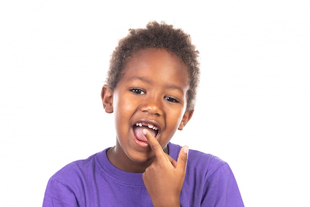 Niño africano mostrando sus nuevos dientes