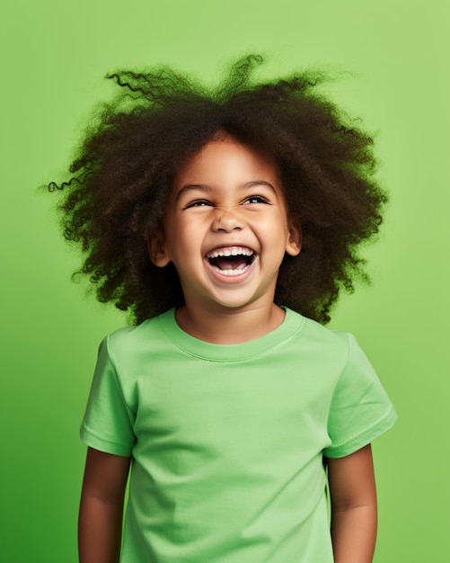 Niño africano riendo con camisa verde