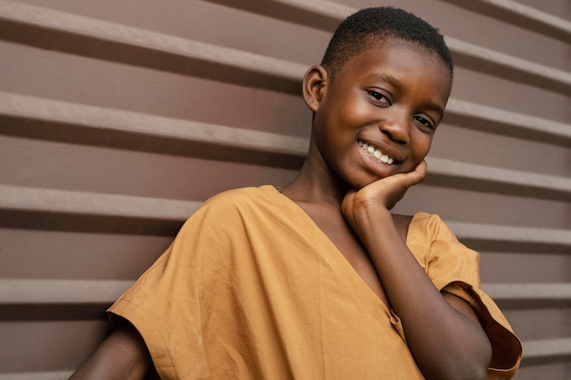 Foto niño africano sonriente