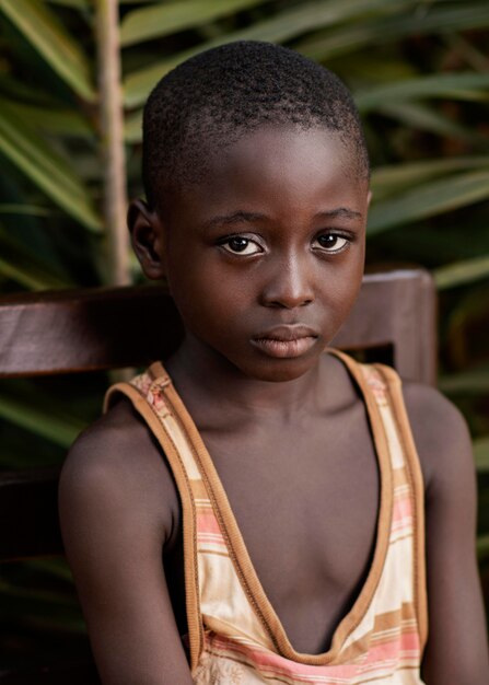 Niño africano de tiro medio posando