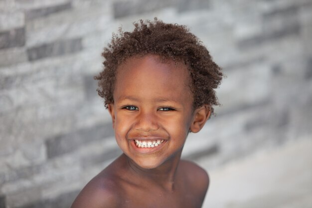 Niño africano tres años afuera