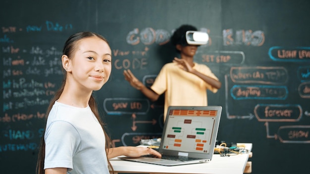 Niño africano usando gafas VR mientras una mujer joven mira la edificación de la cámara