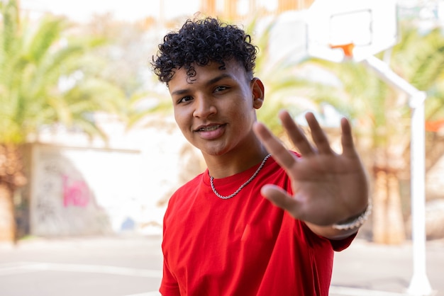 Foto niño afroamericano en la calle con gesto de protesta