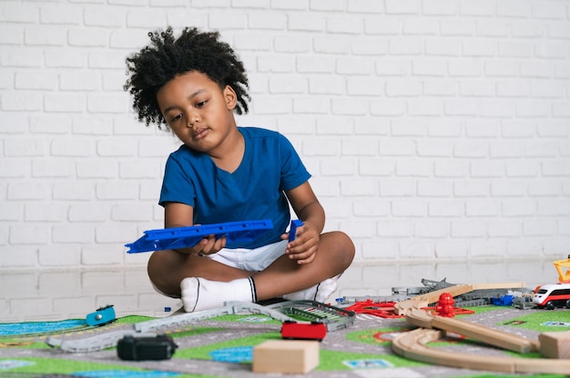 Niño afroamericano jugando con sus juguetes en casa