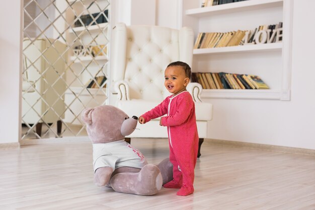 Niño afroamericano con osito de peluche.