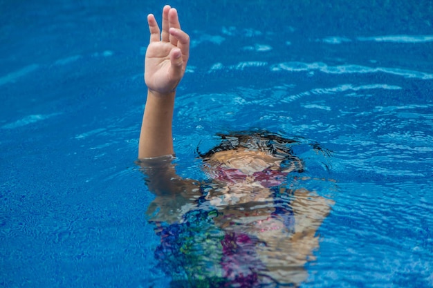 Foto el niño se ahoga en el agua enfoque selectivo niño