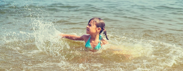 Un niño se ahoga en el agua en el mar.