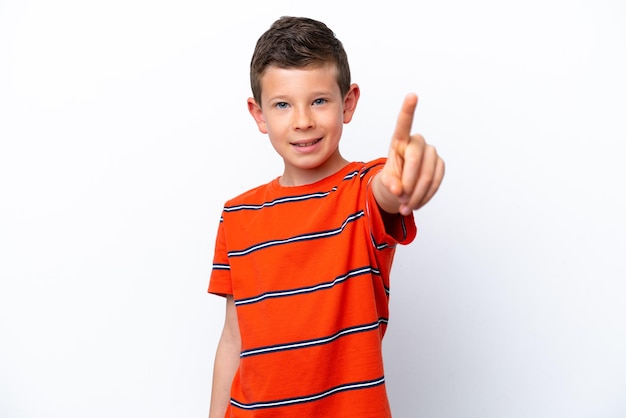 Foto niño aislado sobre fondo blanco mostrando y levantando un dedo
