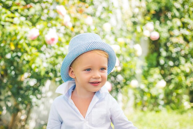 Niño al aire libre en la naturaleza Hermoso día de diversión para un niño pequeño y lindo en la naturaleza Niño pequeño que disfruta de la vida y la naturaleza