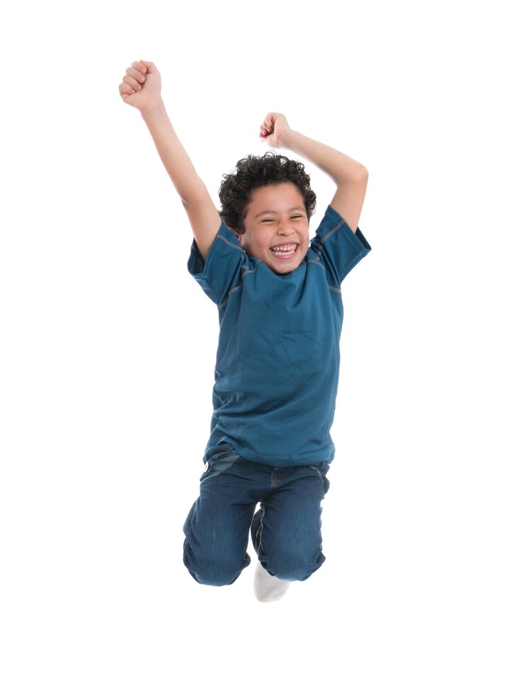 Foto niño alegre activo saltando en el aire