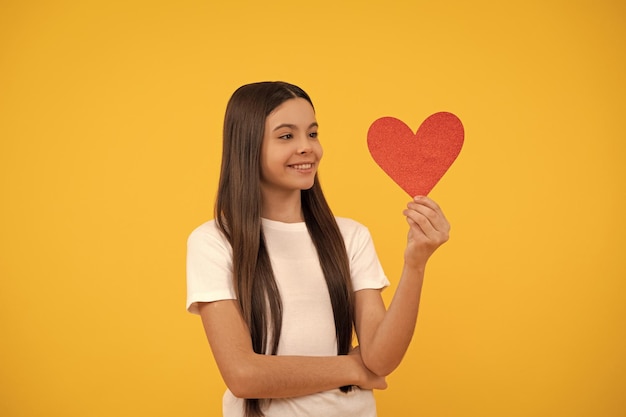 Niño alegre con amor regalo romántico cariño venta de san valentín