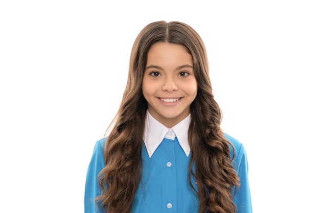 Niño alegre con belleza de cabello rizado y modelo de moda femenina