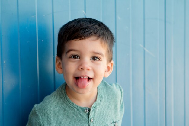 Niño alegre con dos años en la calle.