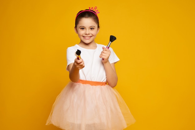 Niño alegre elegante niño en falda rosa.