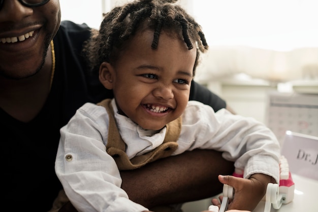 Niño alegre en un hospital