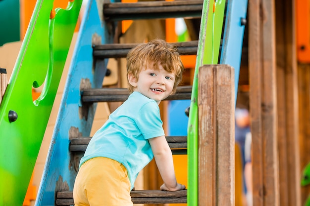 Niño alegre en el patio de recreo