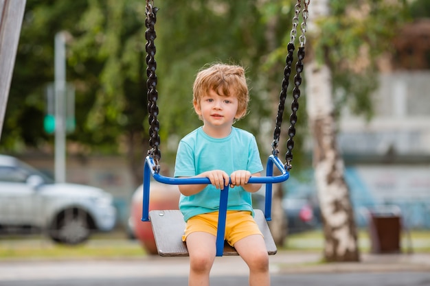 Niño alegre en el patio de recreo