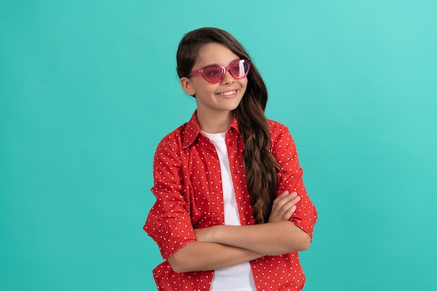 Niño alegre con pelo rizado en gafas de sol. belleza y moda. modelo de moda femenina.