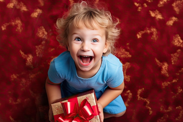 Niño alegre con regalo vista de arriba