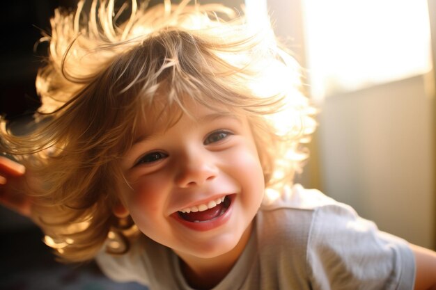 Un niño alegre con rizos dorados