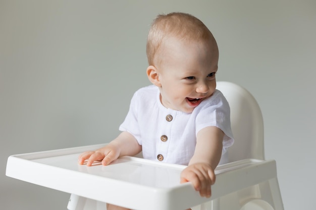 niño alegre en silla alta, salud, espacio para texto, pancarta, tarjeta