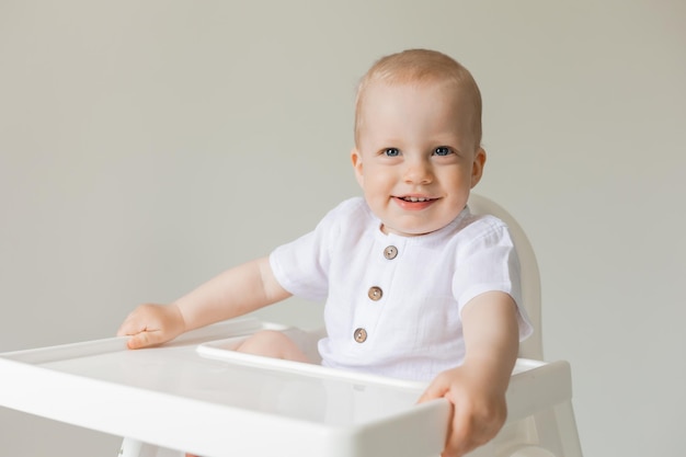 niño alegre en silla alta, salud, espacio para texto, pancarta, tarjeta