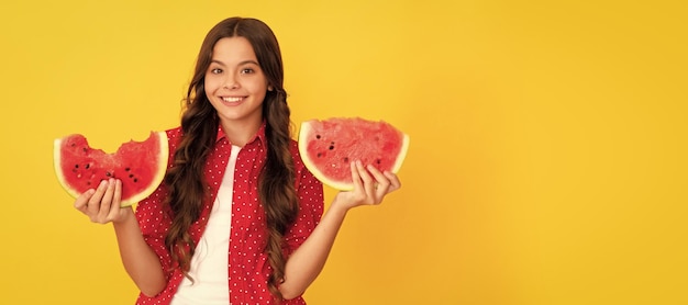 Niño alegre sostener fruta de rodaja de melón de agua madura fresca Retrato de niña de verano con cartel horizontal de sandía Encabezado de banner con espacio de copia