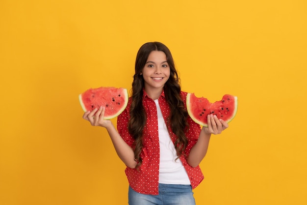 Niño alegre sostenga fruta fresca de melón de agua madura, dieta de frutas.