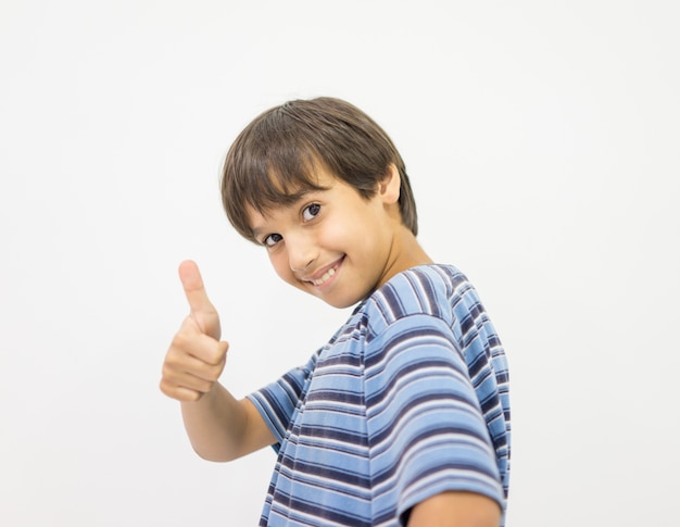 Foto niño alegre en suelo en estudio