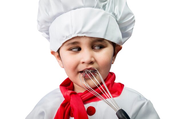 El niño alegre con traje de cocinero cuesta