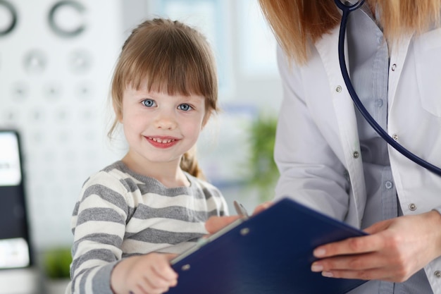 Niño alegre visitando doc