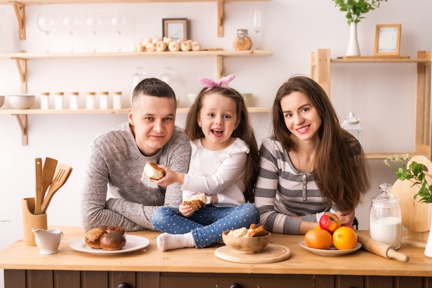 Niño alimenta a los padres en la cocina