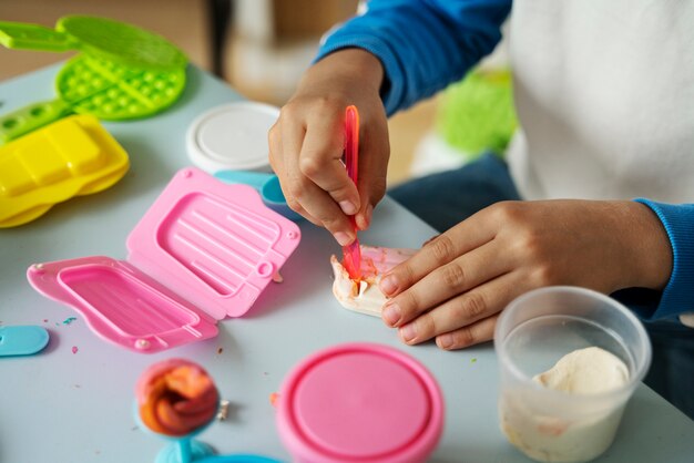 3 años chica creativa arts. Niño manos jugando con plastilina de arcilla de  colores. Auto-aislamiento Covid-19, educación en línea, educación en el  hogar. Niña pequeña Fotografía de stock - Alamy