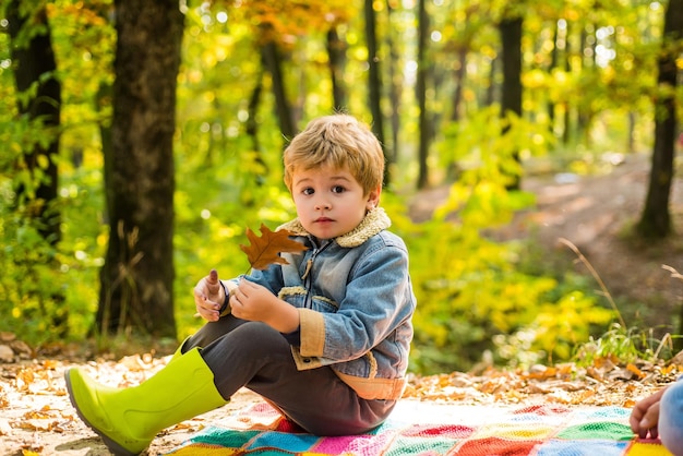 Niño amor Hola otoño adiós Verano Chico lindo con hojas de otoño en otoño Naturaleza Fondo Infancia c