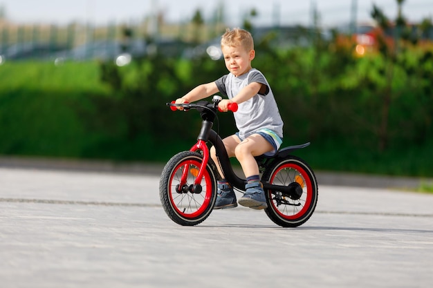 Niño andando en bicicleta en un parque de la ciudad