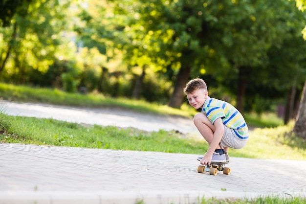 Niño, andar en patineta