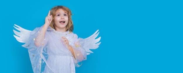 Niño ángel apuntando hacia arriba gesto de punto banner del día de san valentín niño lindo con alas de ángel pancarta ancha