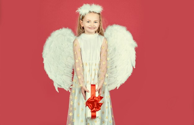 El niño ángel del día de san valentín del cielo te da un regalo niña ángel en vestido blanco con ángel wi