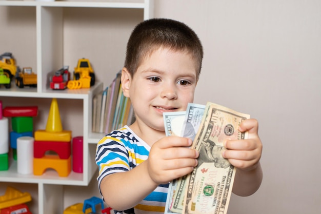 Un niño de un año aprende a contar dinero