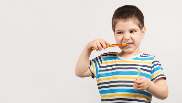 Un niño de años se cepilla los dientes.