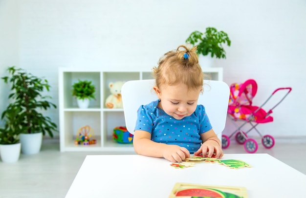 El niño aprende números en la mesa Enfoque selectivo